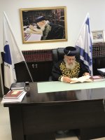 בלימוד בלשכתו.jpg