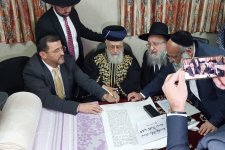 בכתיבת אות בספר תורה.jpg