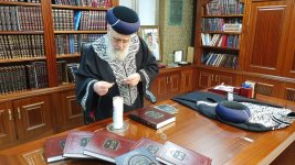 בחדרו של הרשל''צ הגר''א בקשי דורון זצוק''ל.jpg