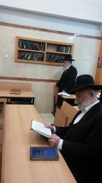 בתפילה בויז'ניץ.jpg