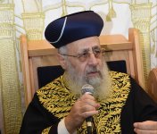 בשיחה בבית מדרשו.jpg