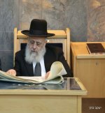 בקריאת מגילה.JPG