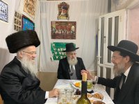 בסוכתו עם הגרב''צ קוק שליט''א והגר''י אפרתי שליט''א.jpg