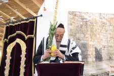 גדולי-חכמי-ספרד-בנענוע-ארבעת-המינים.-צילום-דוד-ארזני-19-1024x683.jpg