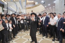 רבי-ראובן-אלבז-בהקפות-שניות-בהיכל-ישיבתו-אור-החיים-בירושלים-צילום-ש.פ.ה-4.jpg רבי-ראובן-אלבז-בהקפות-שניות-בהיכל-ישיבתו-אור-החיים-בירושלים-צילום-ש.פ.ה-4.jpg