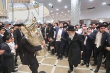 רבי-ראובן-אלבז-בהקפות-שניות-בהיכל-ישיבתו-אור-החיים-בירושלים-צילום-ש.פ.ה-7.jpg רבי-ראובן-אלבז-בהקפות-שניות-בהיכל-ישיבתו-אור-החיים-בירושלים-צילום-ש.פ.ה-7.jpg