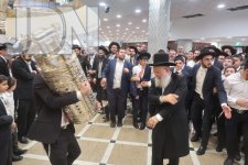 רבי-ראובן-אלבז-בהקפות-שניות-בהיכל-ישיבתו-אור-החיים-בירושלים-צילום-ש.פ.ה-8.jpg רבי-ראובן-אלבז-בהקפות-שניות-בהיכל-ישיבתו-אור-החיים-בירושלים-צילום-ש.פ.ה-8.jpg