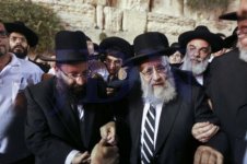 הרב-יצחק-יוסף-בכותל-המערבי-צילום-פלאש-90-2-470x313.jpg