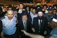 הרב-יצחק-יוסף-בכותל-המערבי-צילום-פלאש-90-4-470x313.jpg