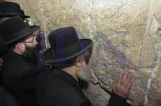 הרב-יצחק-יוסף-בכותל-המערבי-צילום-פלאש-90-3-470x313.jpg