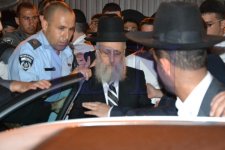 הראשלצ-רבי-יצחק-יוסף-בכותל-המערבי-לאחר-הניצחון-צילום-חדשות-24-29.jpg