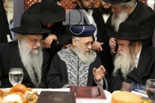 כְּאִישׁ-אֶחָד-בְּלֵב-אֶחָד-•-אדמורים-ורבנים-בשמחת-השבע-ברכות-לבתו-של-הראשלצ-רבי-יצחק-יוסף-28-...jpg