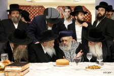כְּאִישׁ-אֶחָד-בְּלֵב-אֶחָד-•-אדמורים-ורבנים-בשמחת-השבע-ברכות-לבתו-של-הראשלצ-רבי-יצחק-יוסף-23-...jpg