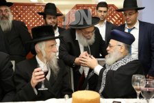 כְּאִישׁ-אֶחָד-בְּלֵב-אֶחָד-•-אדמורים-ורבנים-בשמחת-השבע-ברכות-לבתו-של-הראשלצ-רבי-יצחק-יוסף-20-...jpg