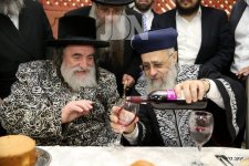 כְּאִישׁ-אֶחָד-בְּלֵב-אֶחָד-•-אדמורים-ורבנים-בשמחת-השבע-ברכות-לבתו-של-הראשלצ-רבי-יצחק-יוסף-12-...jpg