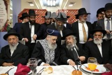 כְּאִישׁ-אֶחָד-בְּלֵב-אֶחָד-•-אדמורים-ורבנים-בשמחת-השבע-ברכות-לבתו-של-הראשלצ-רבי-יצחק-יוסף-9-7...jpg