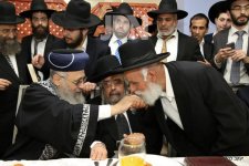 כְּאִישׁ-אֶחָד-בְּלֵב-אֶחָד-•-אדמורים-ורבנים-בשמחת-השבע-ברכות-לבתו-של-הראשלצ-רבי-יצחק-יוסף-8-7...jpg
