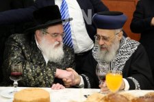 כְּאִישׁ-אֶחָד-בְּלֵב-אֶחָד-•-אדמורים-ורבנים-בשמחת-השבע-ברכות-לבתו-של-הראשלצ-רבי-יצחק-יוסף-5-7...jpg