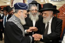 כְּאִישׁ-אֶחָד-בְּלֵב-אֶחָד-•-אדמורים-ורבנים-בשמחת-השבע-ברכות-לבתו-של-הראשלצ-רבי-יצחק-יוסף-2-7...jpg