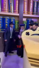 ה_מרן_הראשלצ_בכיכר_מרן_באלעד_בהילולת_מרן_זיעא_Moment 2.jpg
