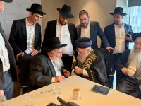 מרן-ראש-הישיבה-ומרן-הראשון-לציון-במפגש-בעצרת.jpeg