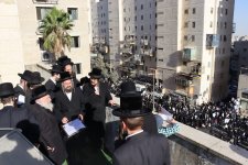 גאבד דרכי התורה נזר הדור ופלאו הגאון רבי אשר וייס שליטא בעצרת המיליון.jpg