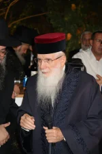 הרב יחיאל עם גלימה.webp