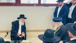 מרן שליטא בניחום אבלים אצל הגרר אלבז ניסן פו 12.jpeg