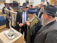 הרב יצחק יוסף בהדלקת נר שמיני.jpg