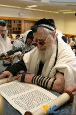 מרן בקריאת המגילה לציבור.jpg