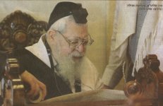מרן בקריאת המגילה שנת תשס''ז.jpg