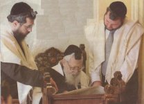 מרן בקריאת המגילה שנת  תשס''ז עם רבי משה וצבי חקק.jpg