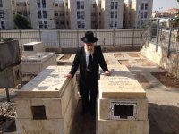 הרב-יצחק-יוסף-בקבר-הרב-עובדיה-יוסף-1.jpg