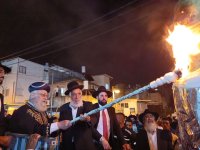הרשל''צ ר' יצחק יוסף שליט''א במדורת ל''ג בעומר.jpg