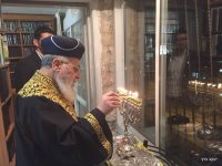 מרן הרשל''צ ר' יצחק יוסף שליט''א בהדלקת נרות חנוכה.jpg