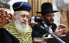 מרן הרשל''צ ר' יצחק יוסף שליט''א בשיעורו השבועי.png