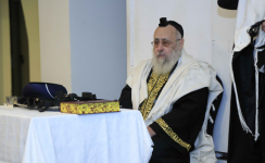 מרן הרשל''צ ר' יצחק יוסף שליט''א בתפילה.png