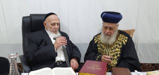 מרן הרשל''צ ר' יצחק יוסף שליט''א וחכם שלום כהן שליט''א.jpg