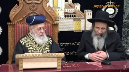 _הרב_המקדים_בשיעורו_של_הרב_הראשי_זה_ראש_ישיבת_מיר.jpg